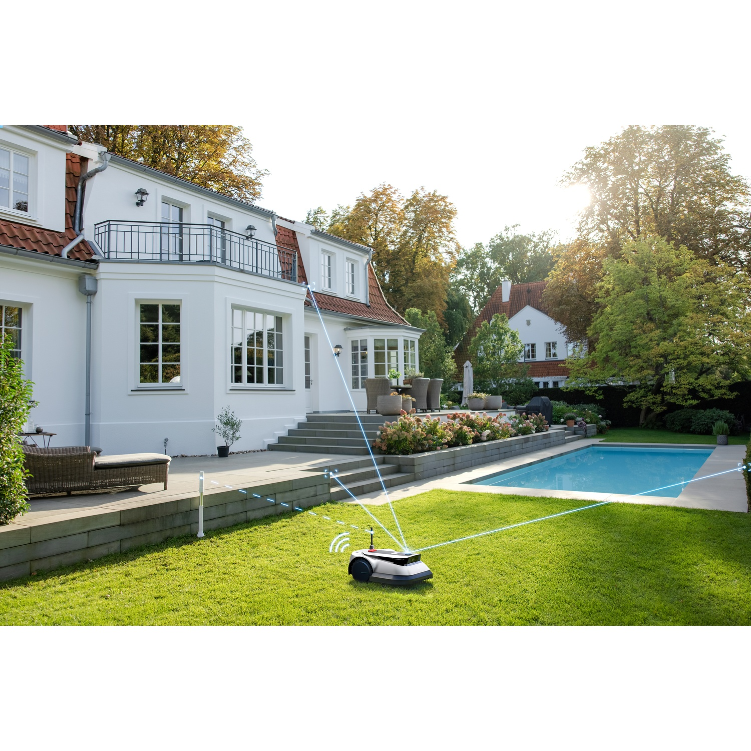 Een robotgrasmaaier op gras, met een huis en zwembad op de achtergrond. Blauwe lijnen strekken zich uit.