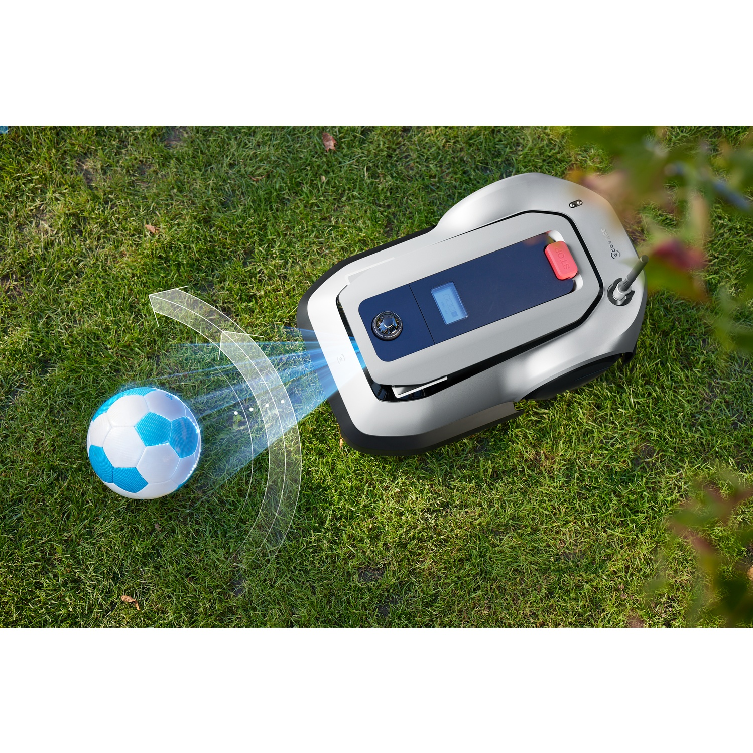 Een robotmaaier op gras met een voetbal. Blauwe lijnen geven het pad aan.