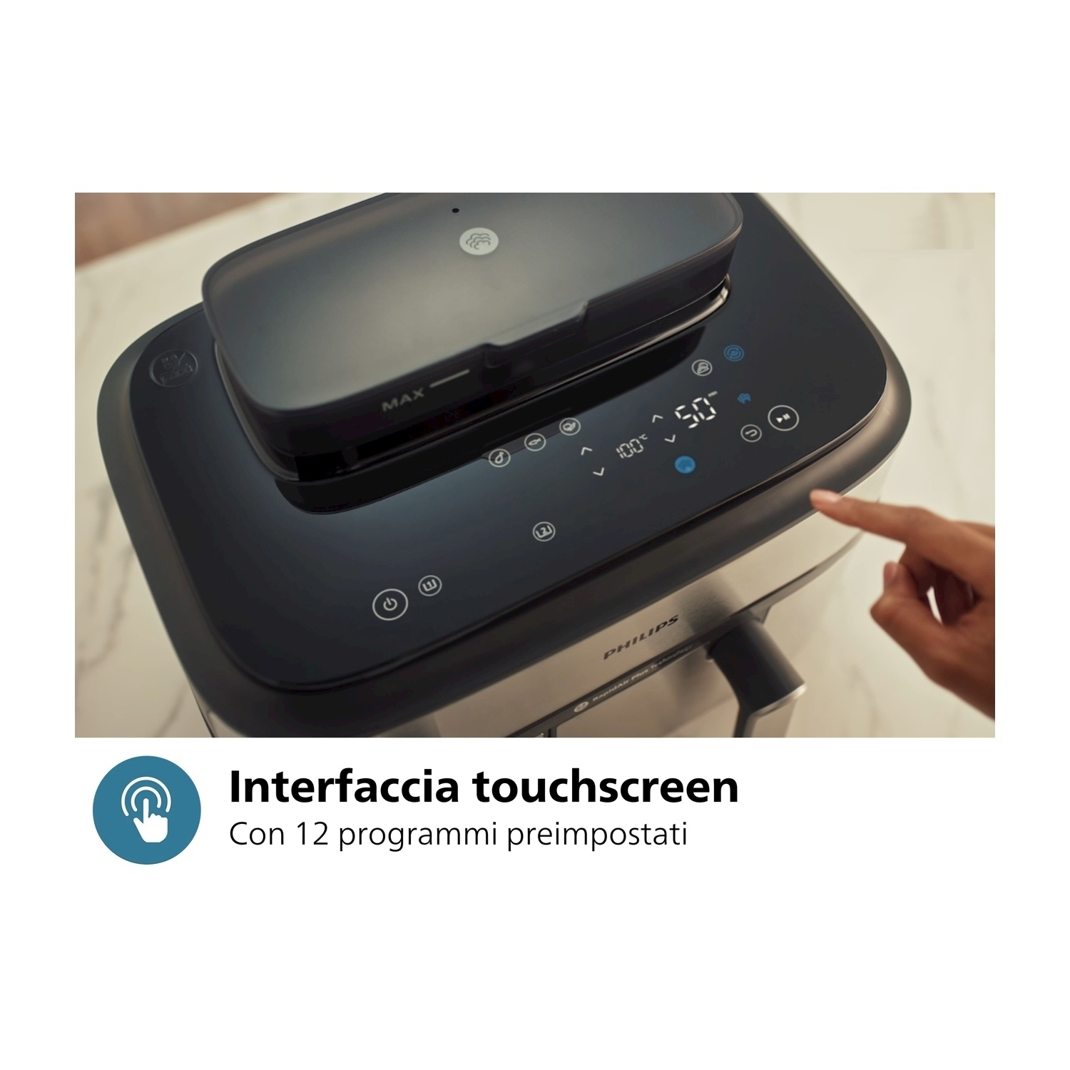 Una mano tocca il touchscreen di una friggitrice Philips. Lo schermo mostra impostazioni e numeri.