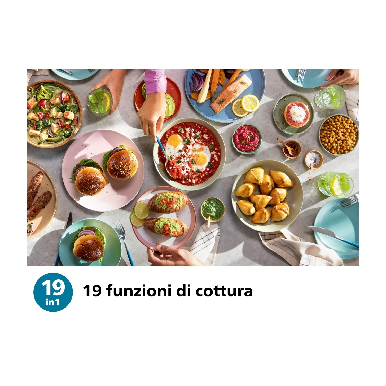Varietà di piatti su un tavolo. Mani, ciotole, piatti con cibo. Sfondo bianco.