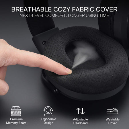 Fekete fejhallgató, kéz a fülpárnán. Szöveg: Cozy Fabric Cover.