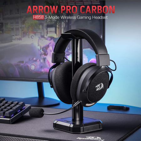 Gaming headset állványon. Mikrofont is tartalmaz, fekete, piros díszítéssel, az asztalon.