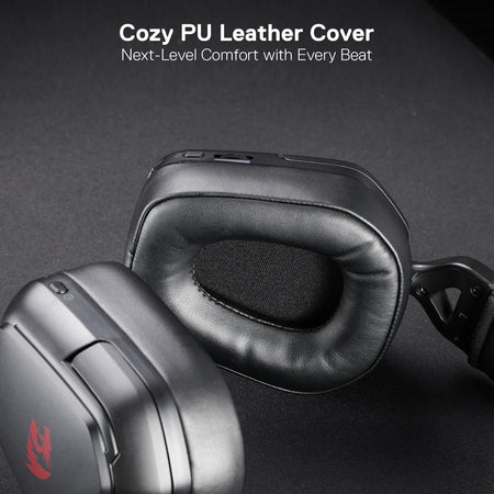 Fekete fejhallgató, a fülpárnák közelképe. A szöveg a Cozy PU Leather Cover-t jelzi.