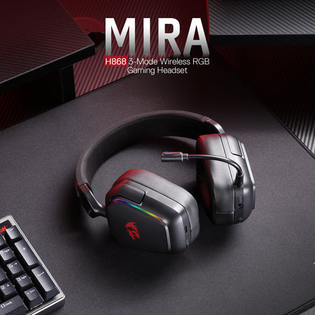Fekete gamer headset és egér az asztalon. A MIRA szavak láthatók.