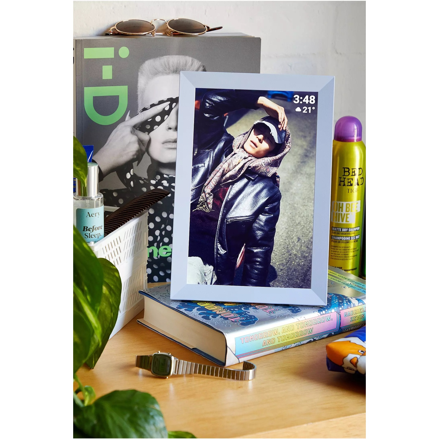 Un cadre photo numérique sur un bureau avec des objets.