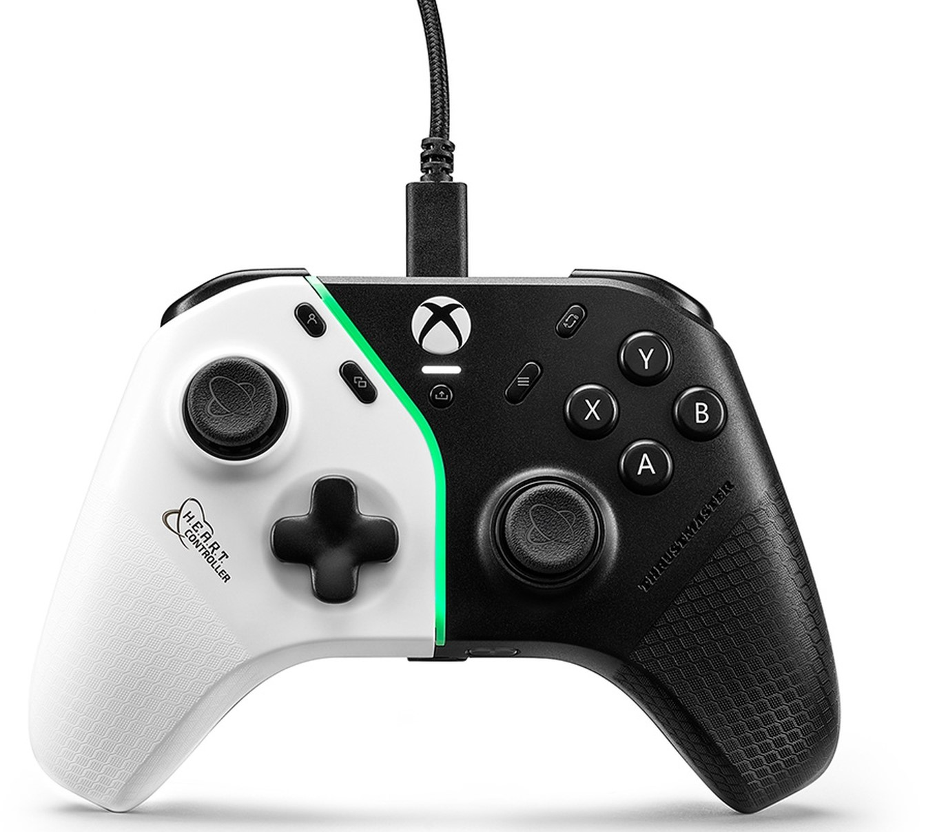 Schwarz-weißes Gamepad mit Xbox-Logo, Knöpfen und grünem Licht, an einem schwarzen Kabel befestigt.