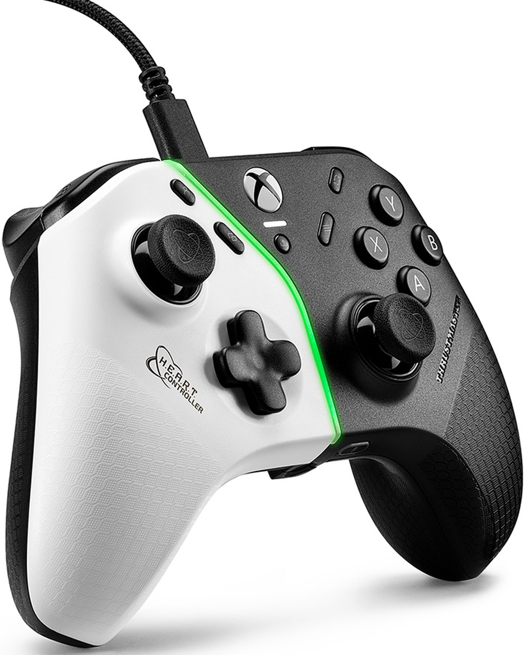 Schwarz-weißes Gamepad mit Xbox-Logo, Knöpfen, grünem Licht und schwarzem Kabel, schräge Ansicht.