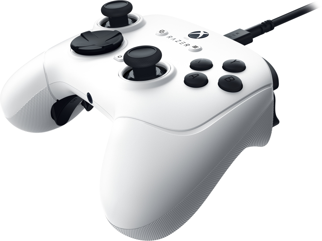 Weißer Razer-Spielcontroller. Schwarze Knöpfe und Joysticks. Kabelgebunden. Schräge Ansicht.