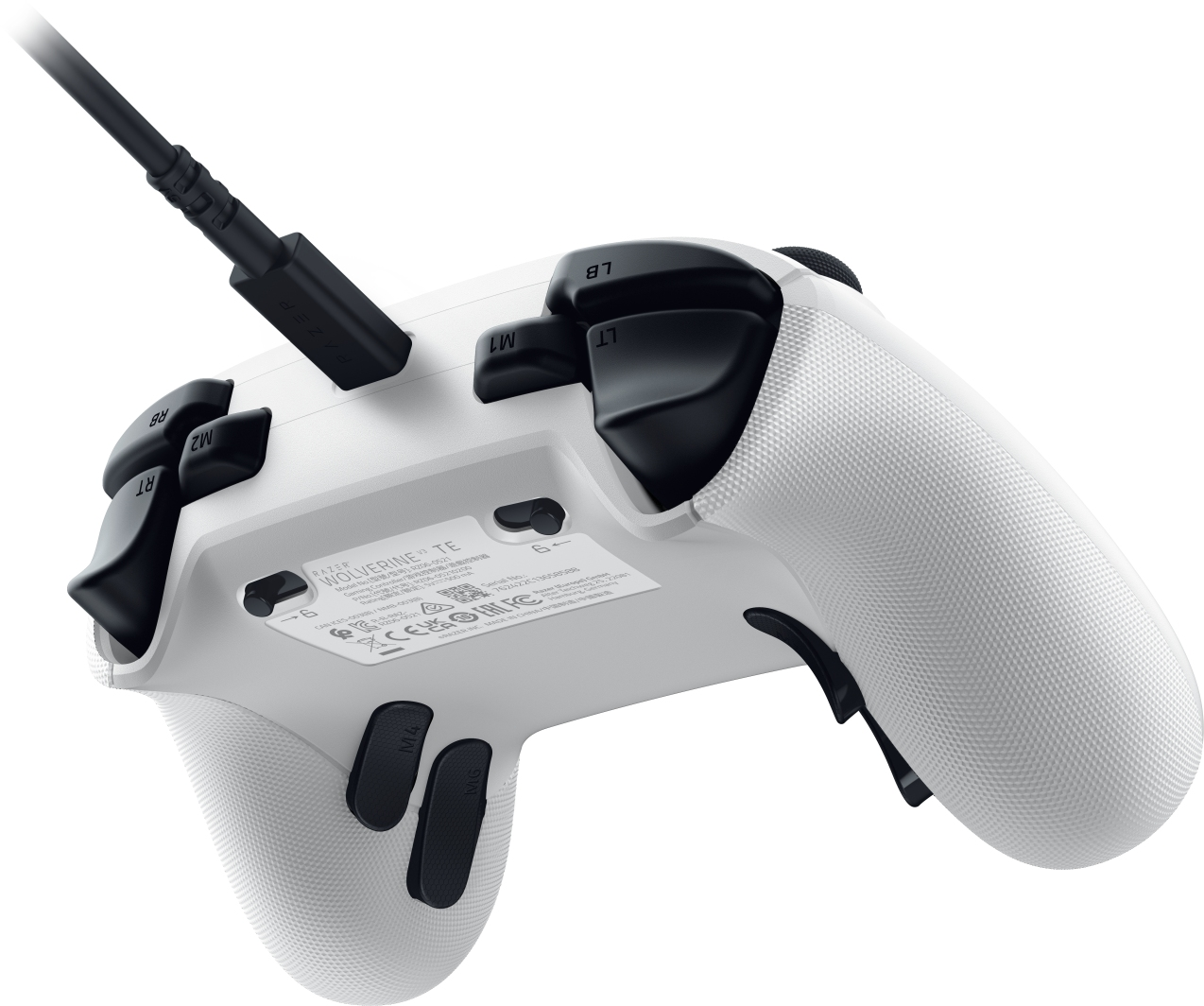 Weißer Razer Wolverine-Controller mit schwarzen Tasten und einem USB-Kabel. Der Controller ist abgewinkelt und zeigt die Unterseite.