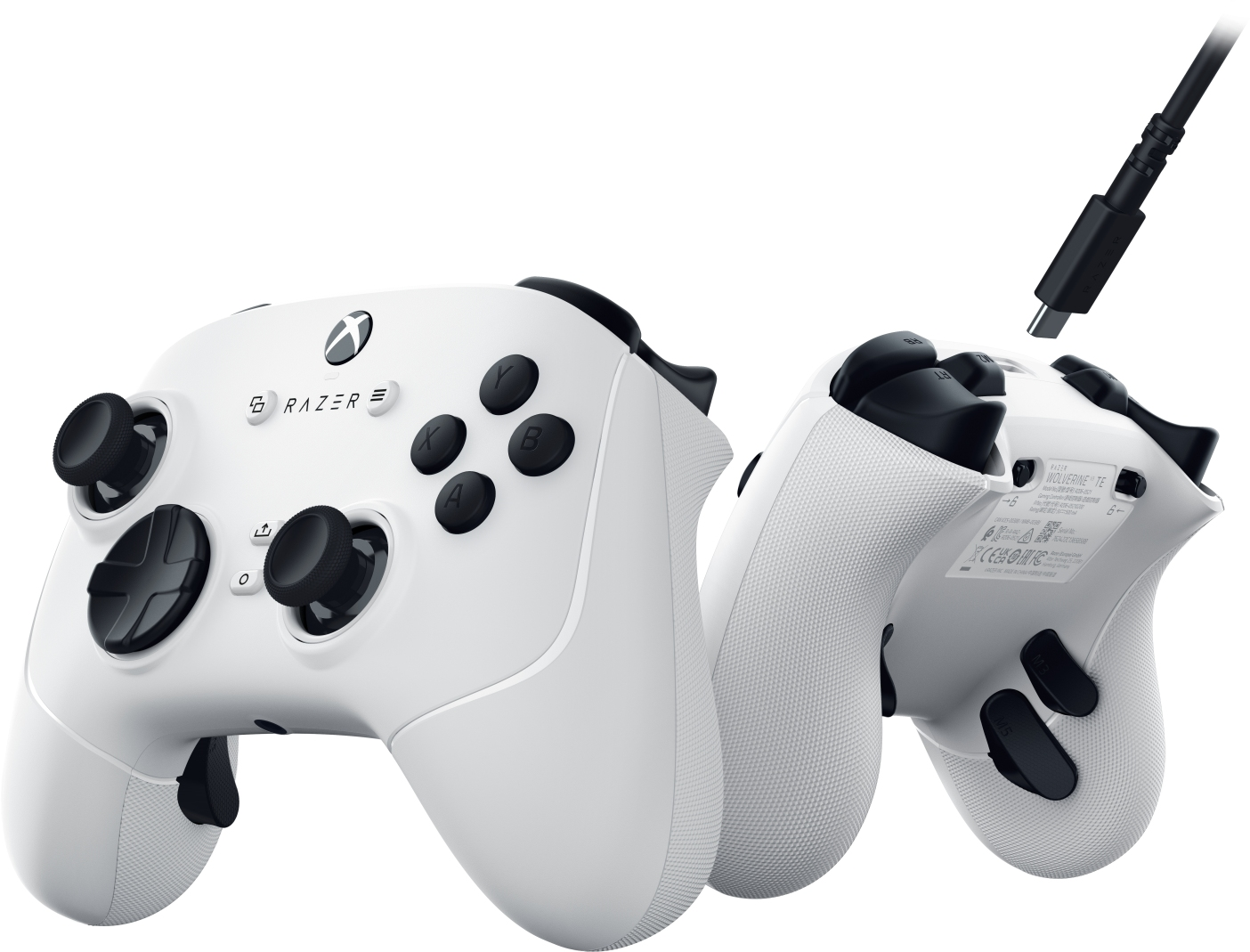 Weißer Gaming-Controller mit schwarzen Knöpfen. Ein USB-C-Kabel ist angeschlossen. Zwei Winkel.