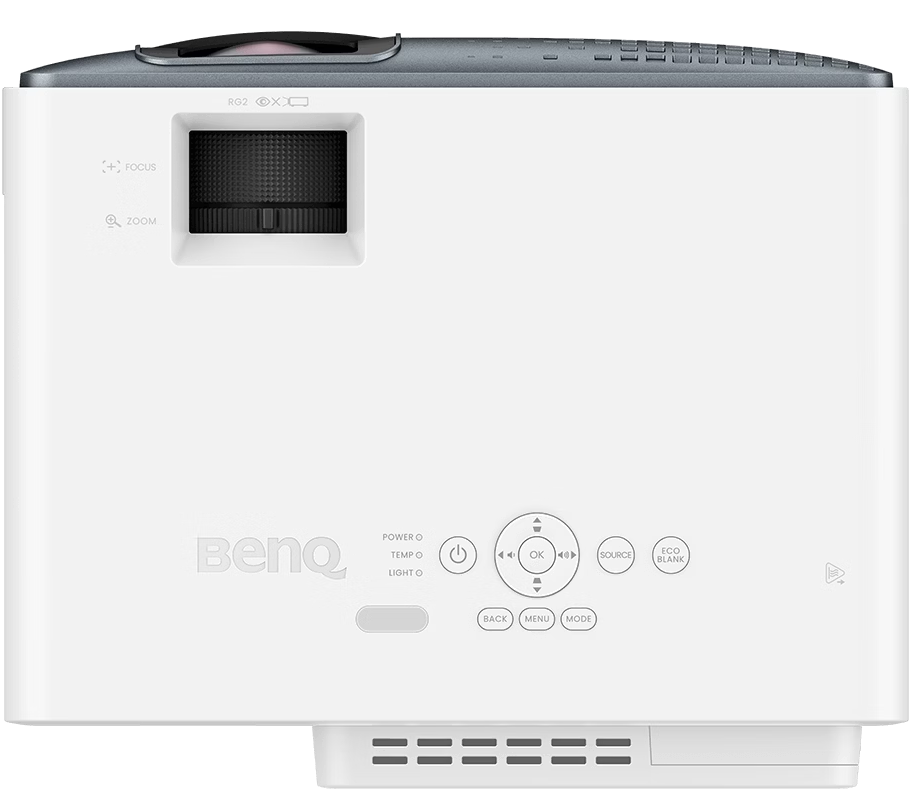 Proiettore BenQ bianco con pulsanti di controllo e lente frontale. Parte superiore grigia. Opzioni di messa a fuoco e zoom visibili.