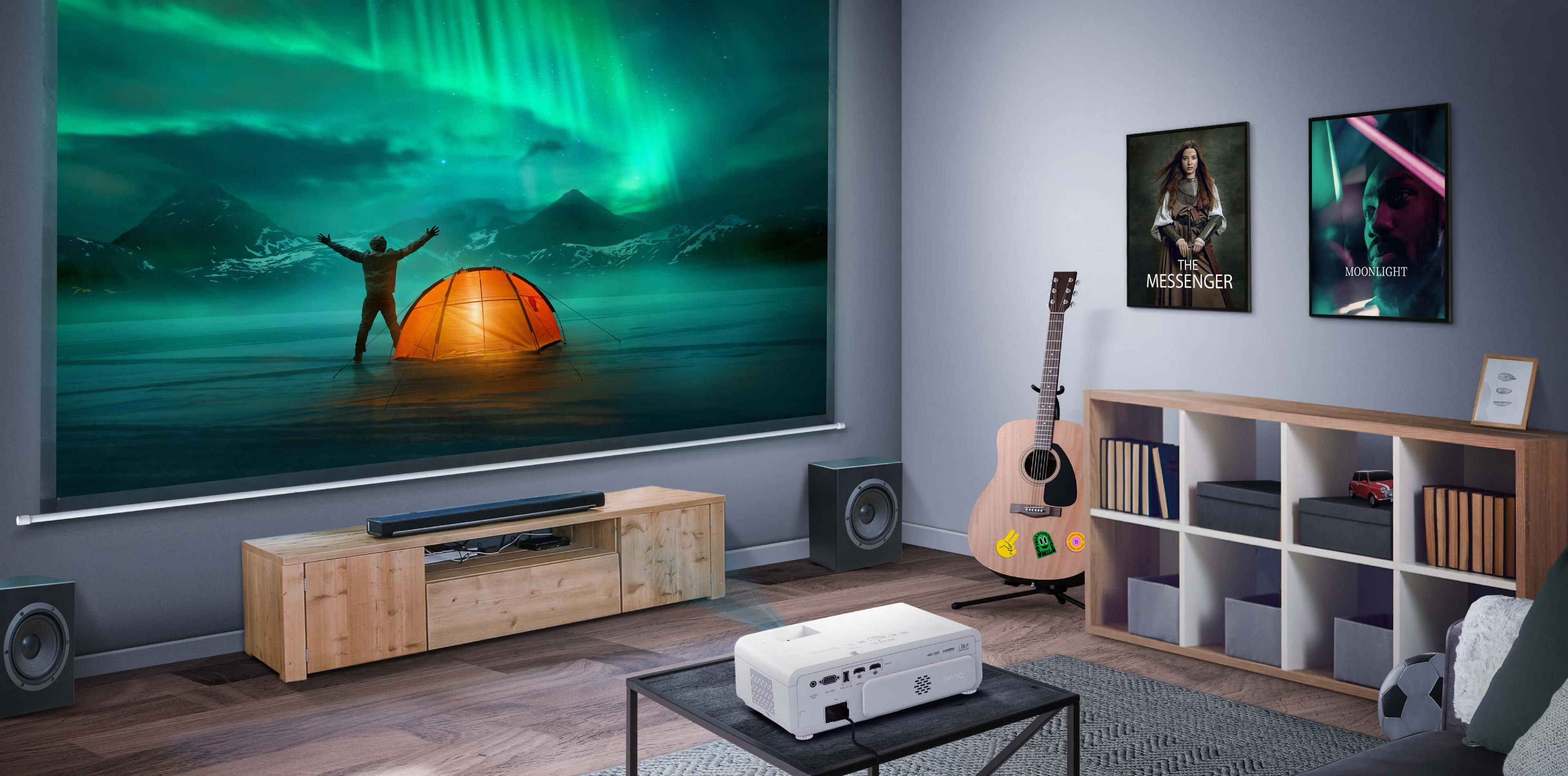 Una stanza con uno schermo di proiezione che mostra l'aurora e una soundbar.