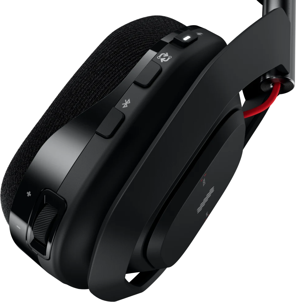 Ein schwarzes Gaming-Headset mit Knöpfen und einem roten Kabel.