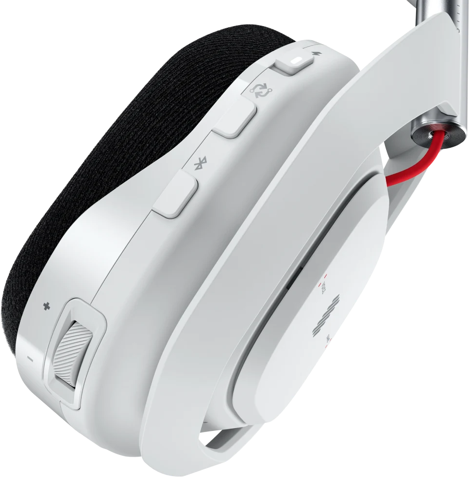 Weißes Headset mit Knöpfen, Nahaufnahme, schwarzes Kissen, schwarzer Hintergrund.
