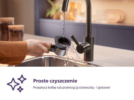 Ręka płucze sitko pod kranem. Woda przepływa przez sitko.