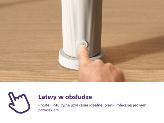 Dłoń naciskająca przycisk zasilania białego ekspresu do kawy. Tekst mówi: Łatwy w obsłudze.