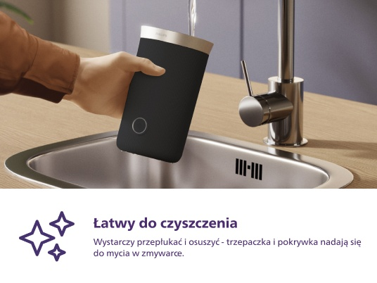 Osoba myjąca czarny głośnik w zlewie, z tekstem promującym łatwe czyszczenie.
