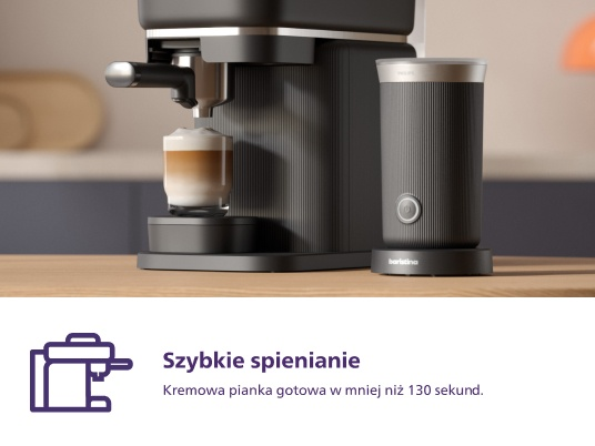 Ekspres do kawy i spieniacz do mleka, kawa w szklance, drewniana powierzchnia.