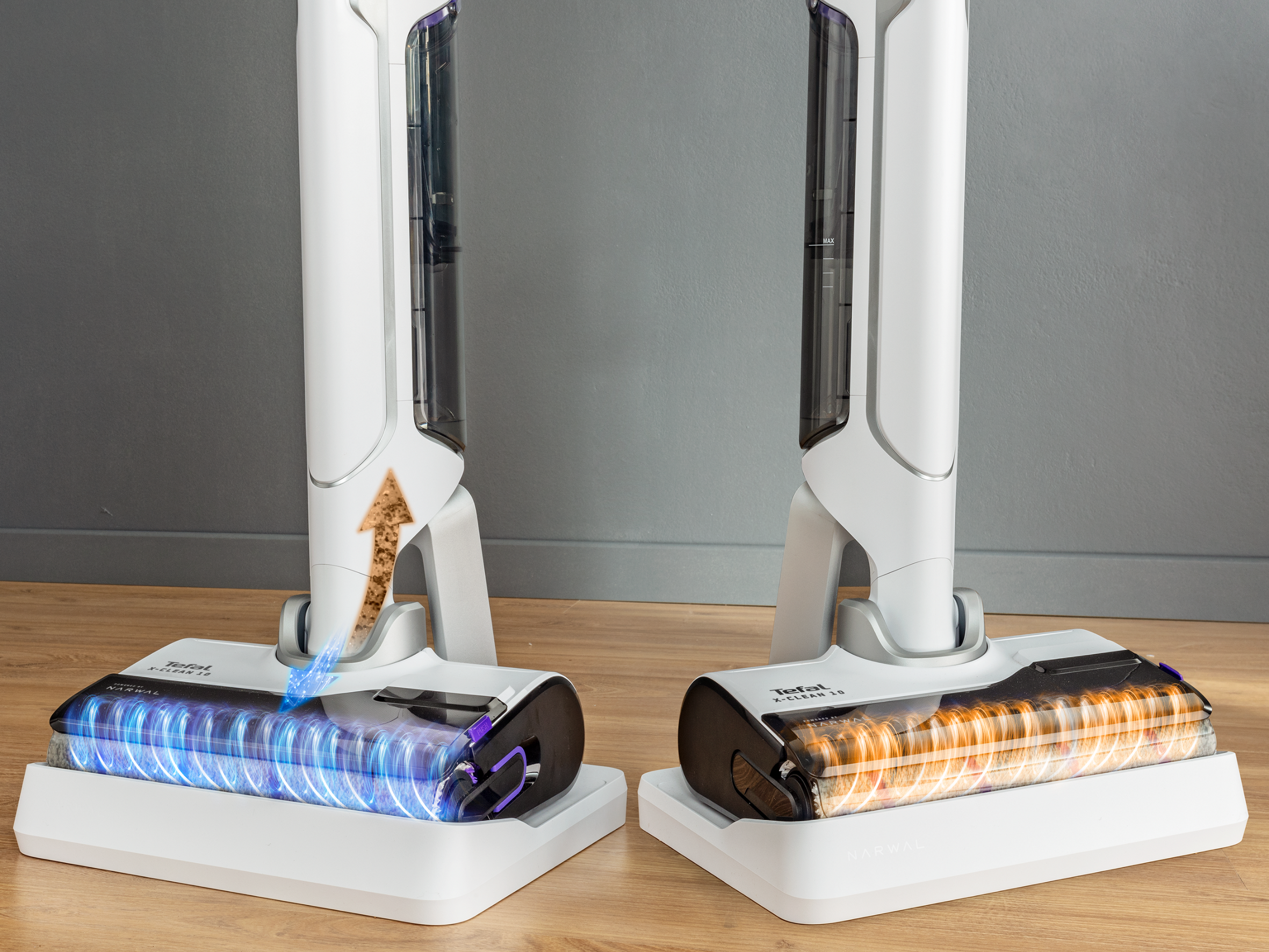 Głowice odkurzacza. Jedna ma brązowy wałek do suchego brudu; druga niebieski do mokrego.