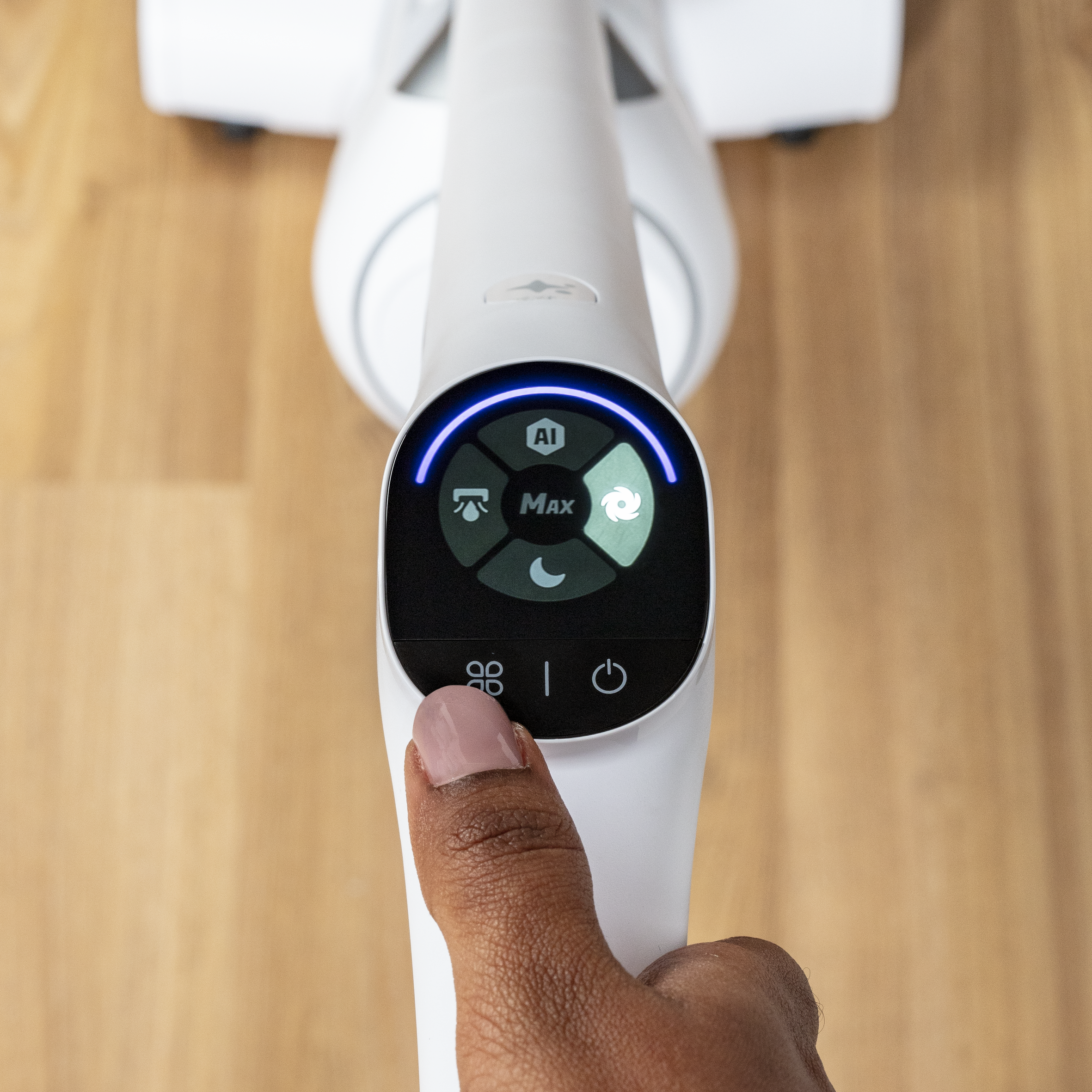 Zbliżenie pokazuje odkurzacz podczas czyszczenia.