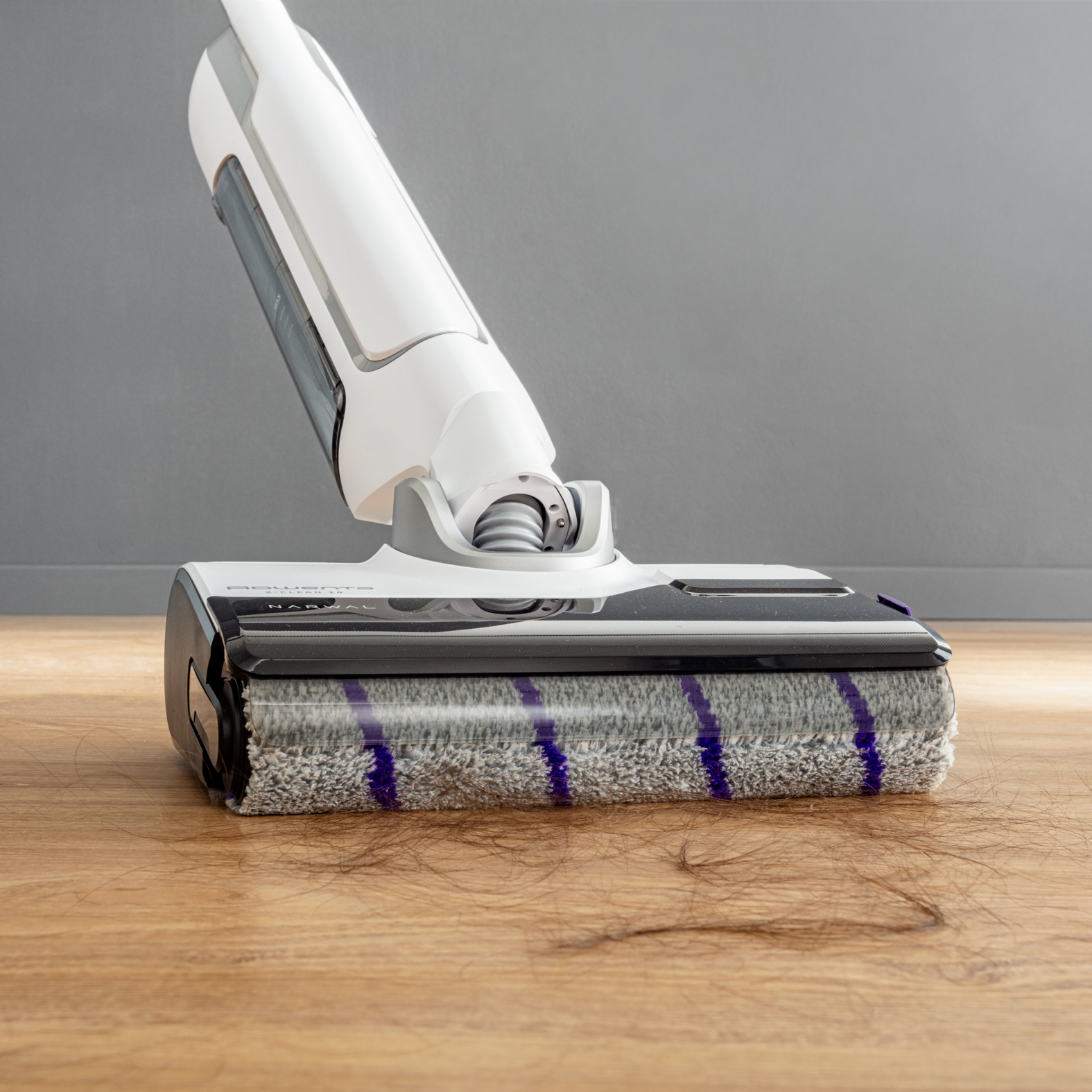 Odkurzacz czyszczący podłogę z włosami.