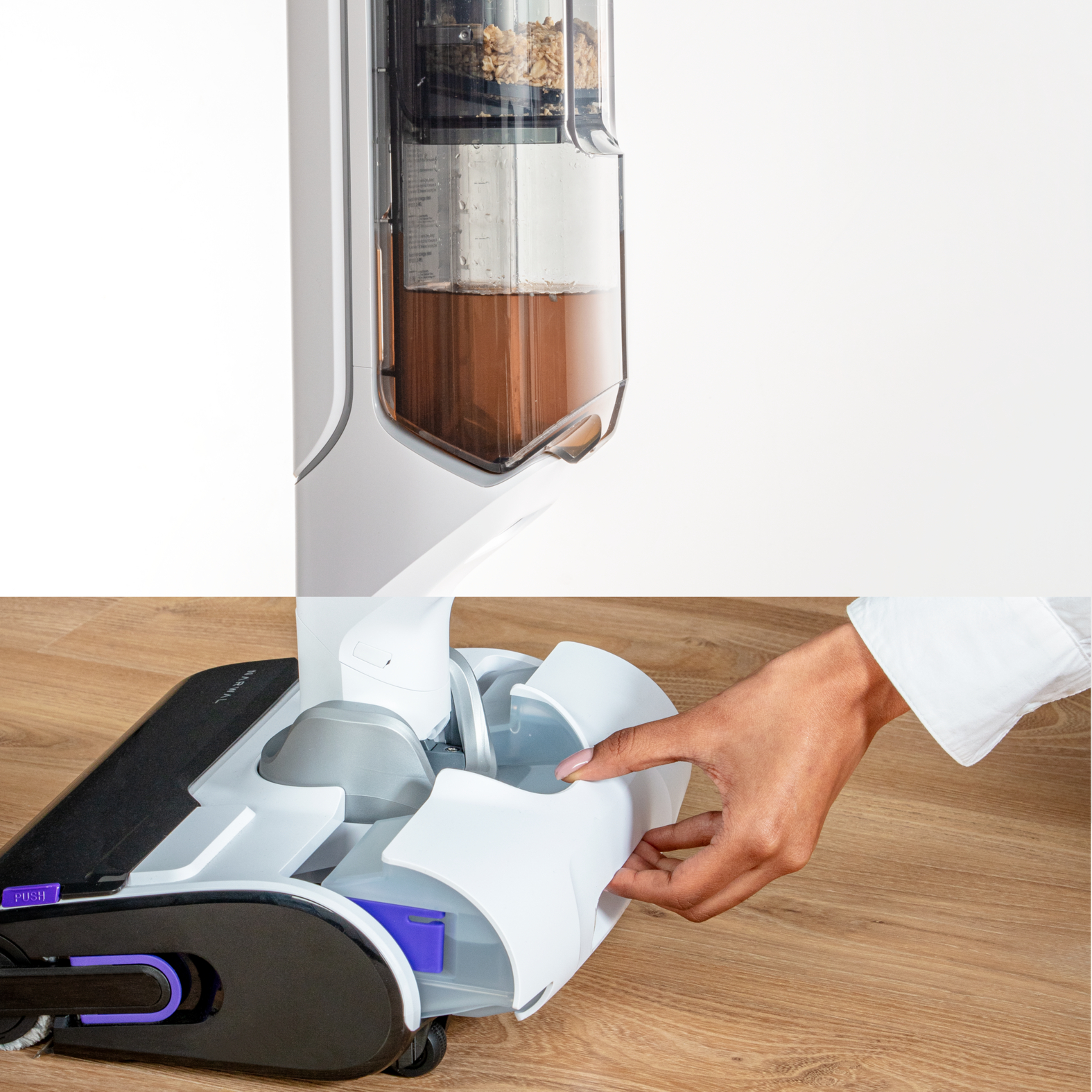 Ręka wyjmująca pojemnik na odpady z białego odkurzacza.