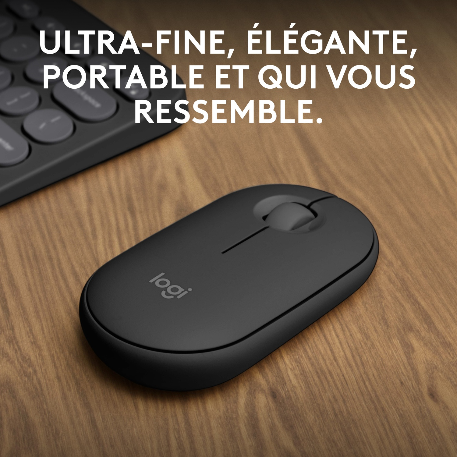 Souris noire sur une surface en bois avec le logo logi.