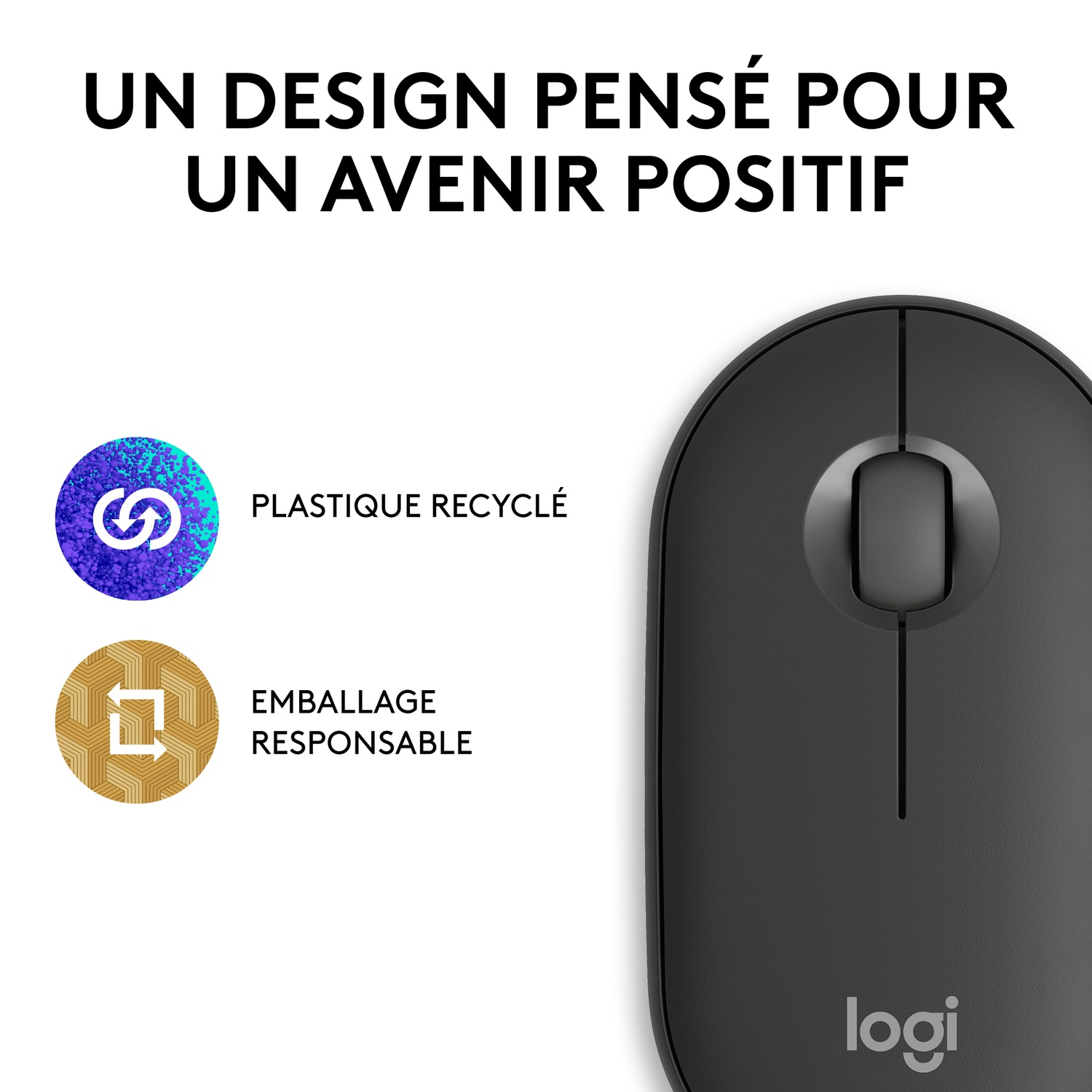 Une souris Logitech noire avec un logo de recyclage et du texte sur le plastique recyclé.