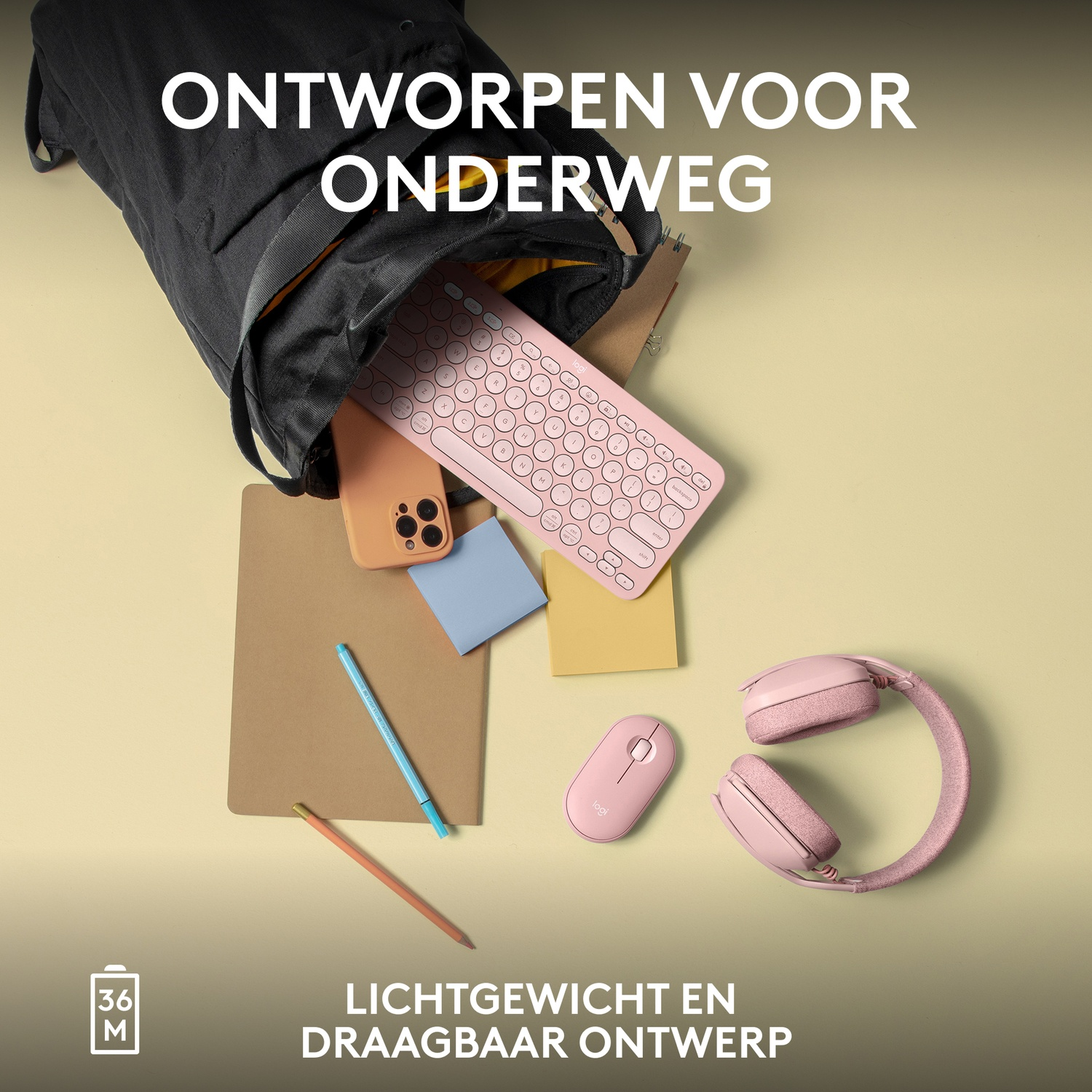 Roze toetsenbord, muis, telefoon en koptelefoon uit een zwarte tas. Beige achtergrond.