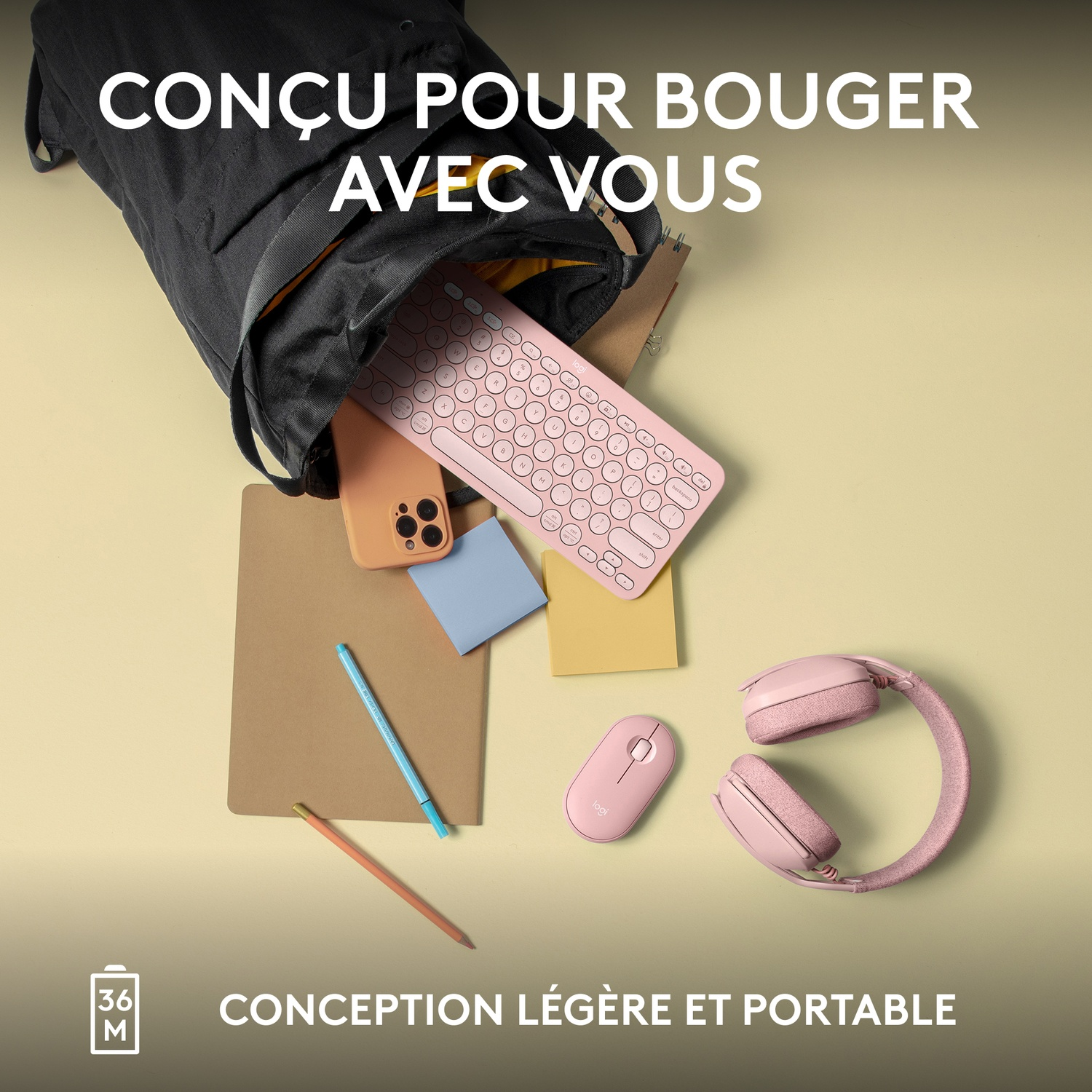 Clavier, téléphone, souris, casque et bloc-notes roses sortant d'un sac noir.