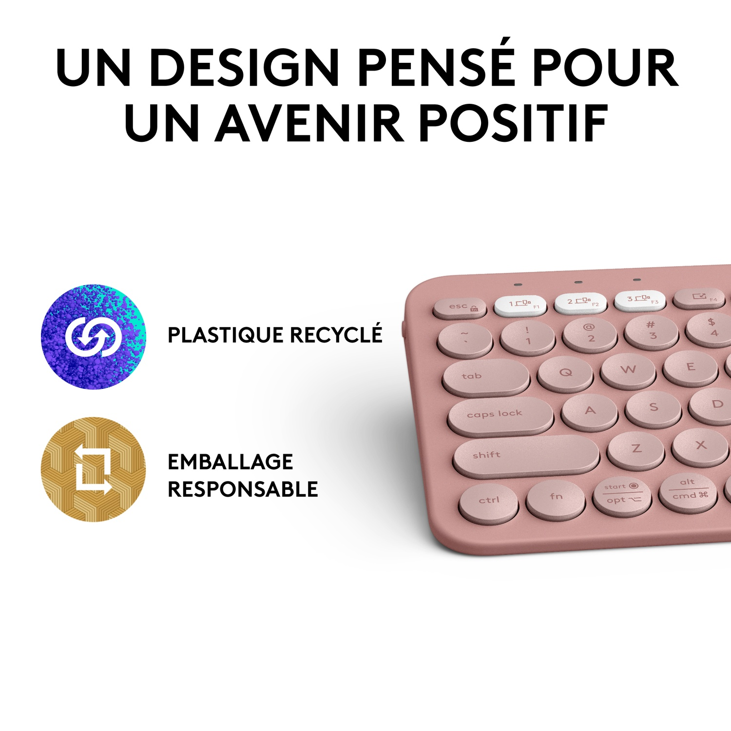 Un clavier rose avec des touches arrondies et du texte blanc, avec des logos et du texte promouvant le plastique et l'emballage recyclés.