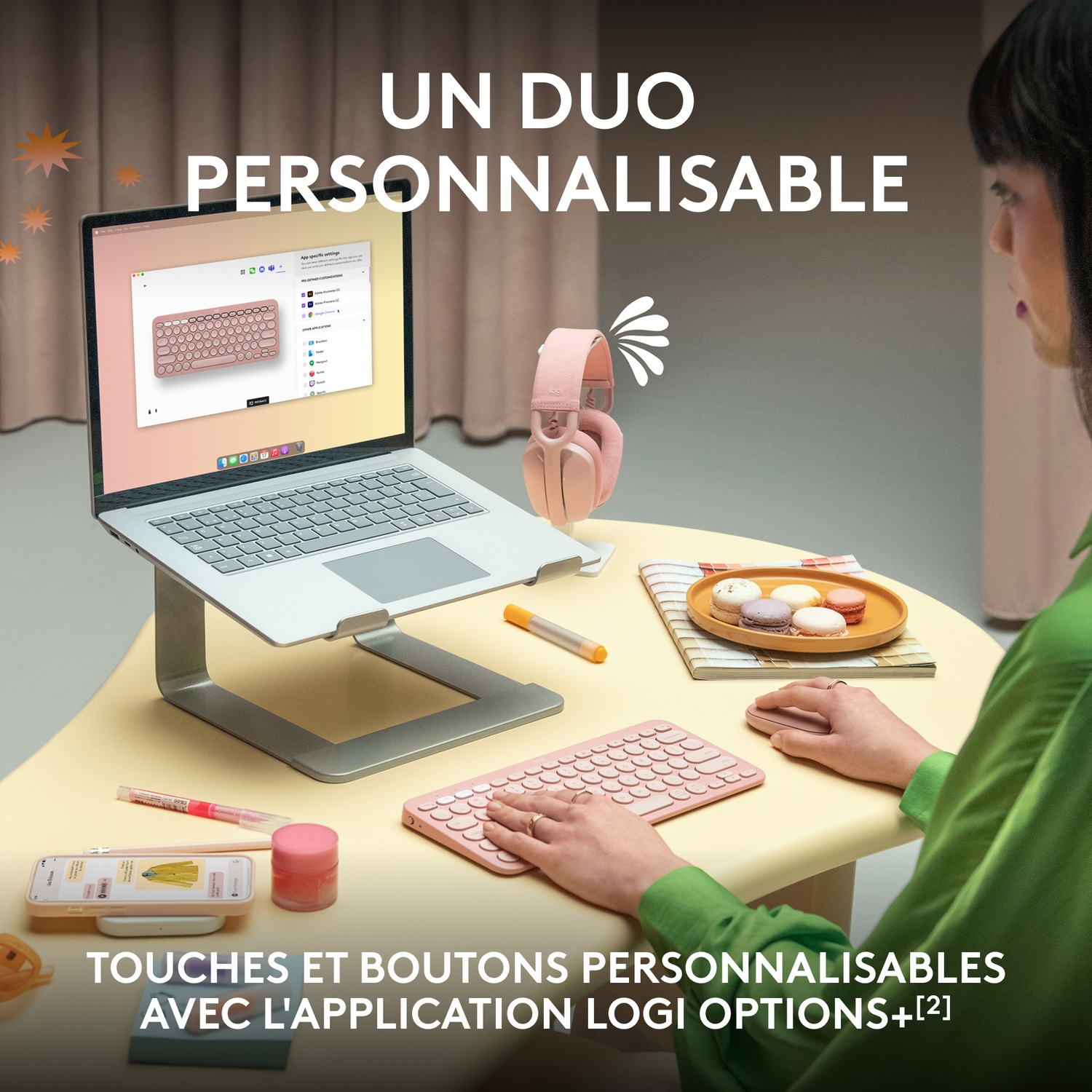 Un ordinateur portable sur un support, un clavier et une souris. Texte : UN DUO PERSONNALISABLE.