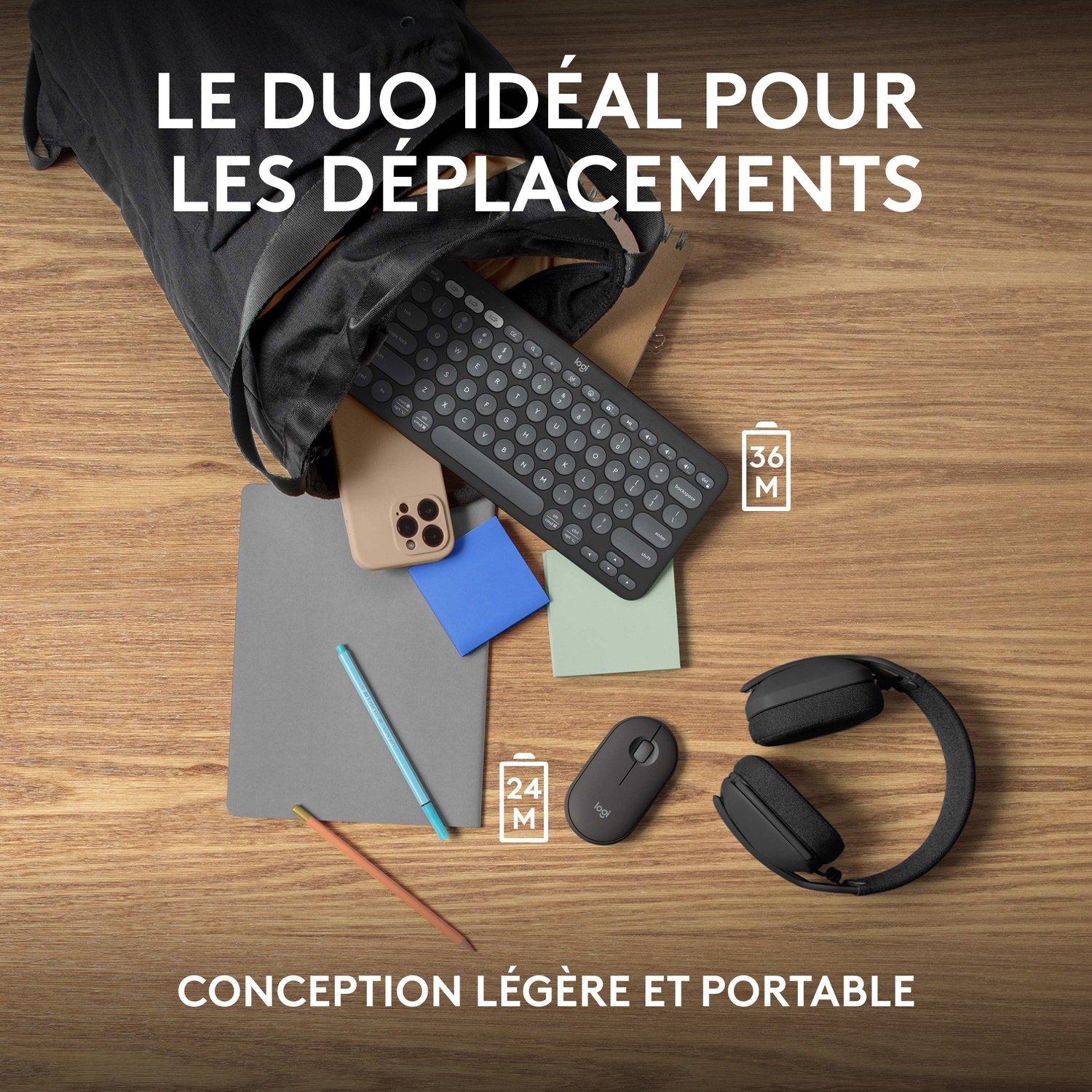Un sac avec un clavier, un téléphone, un stylo, un bloc-notes, une souris et un casque sur une surface en bois.