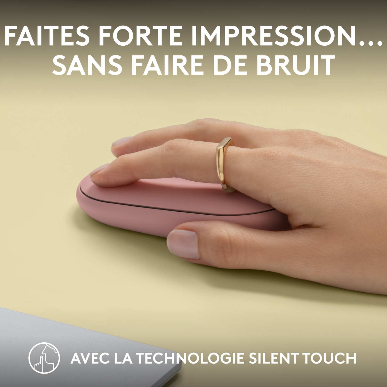 Personne tapant sur un clavier ergonomique divisé avec un repose-poignet.