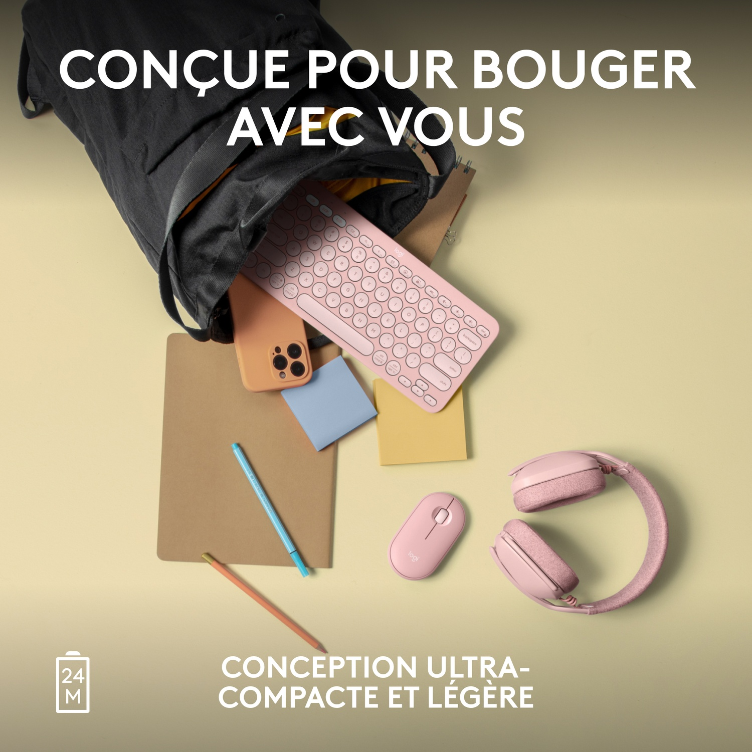 Un clavier, une souris et un casque roses dans un sac noir sur fond jaune.