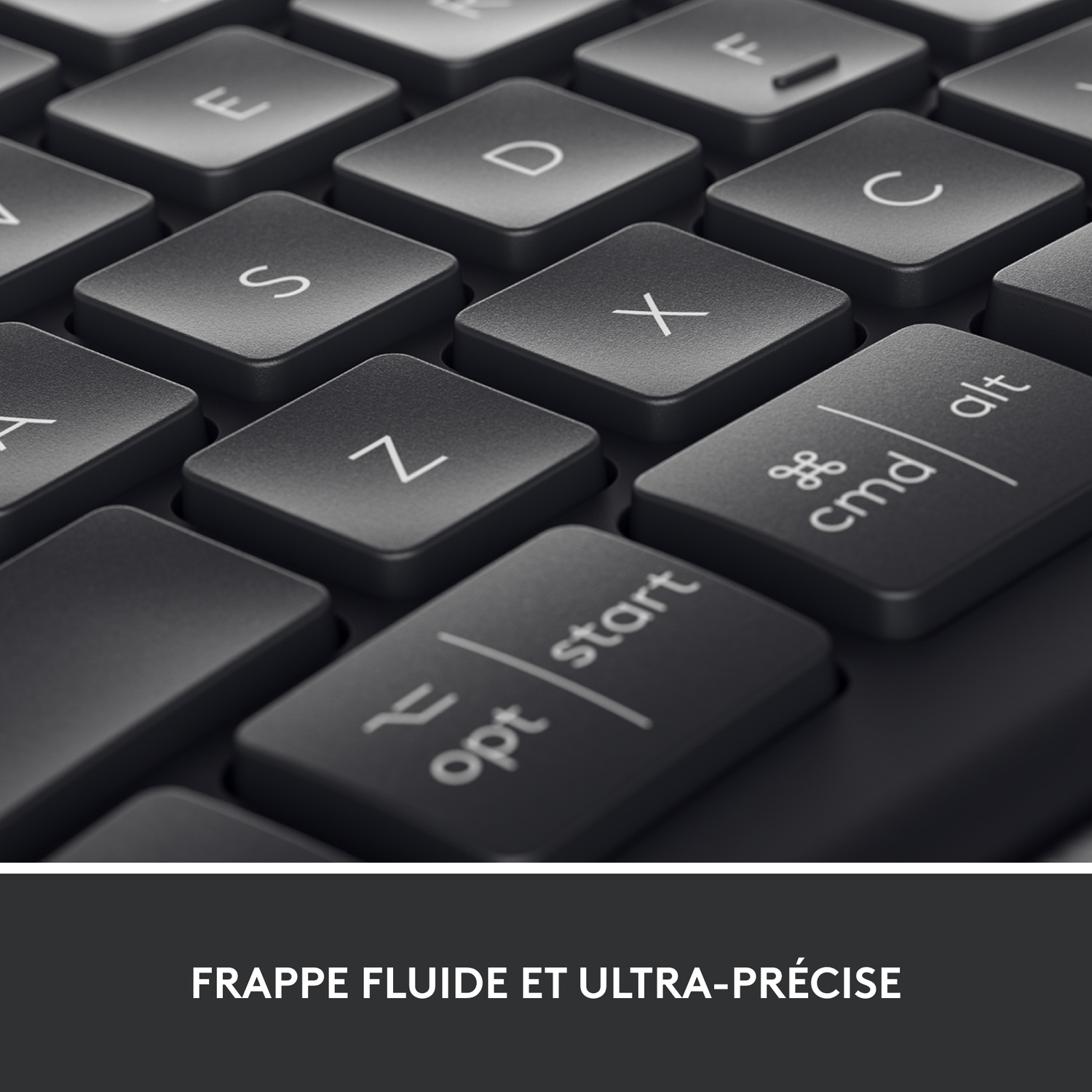 Gros plan d'un clavier avec des touches sombres. La barre d'espace et la touche de démarrage sont visibles.