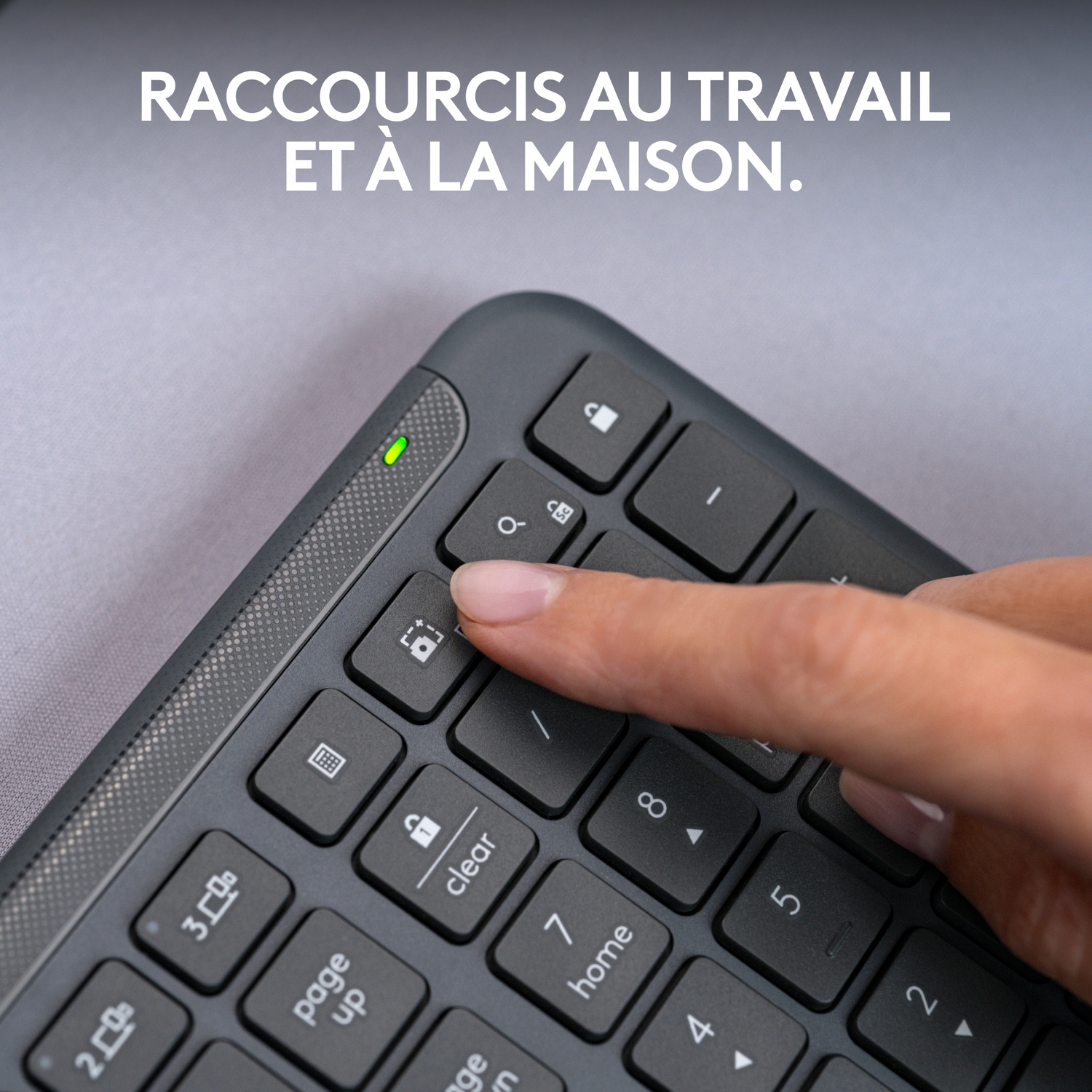 La main d'une personne appuyant sur une touche de verrouillage sur un clavier noir avec des lettres blanches.