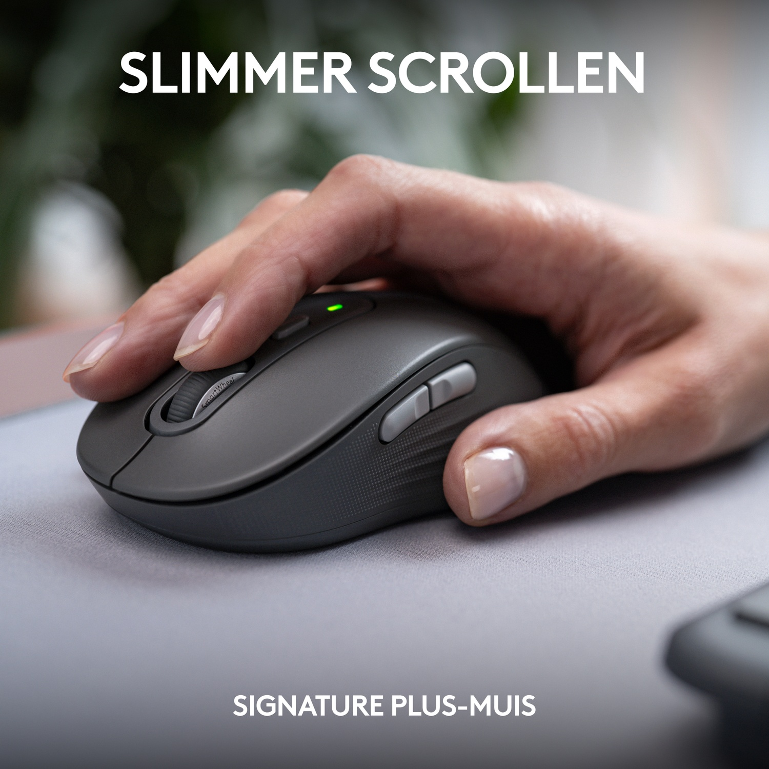 A person's hand holding a gray mouse. Text says Slimmer Scrollen and Signature Plus-muis.