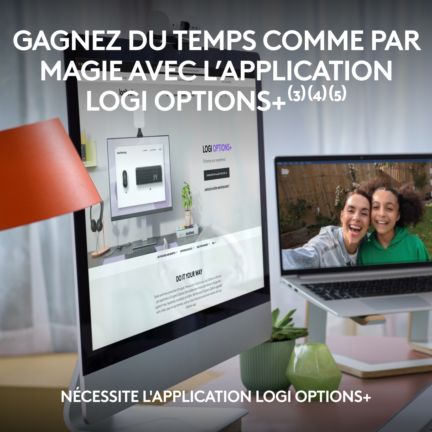Une configuration de bureau avec un moniteur et un ordinateur portable, avec deux personnes à l'écran.