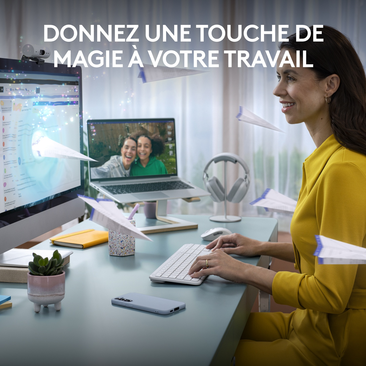 Une femme en chemise jaune tape sur un clavier avec des avions en papier volant.