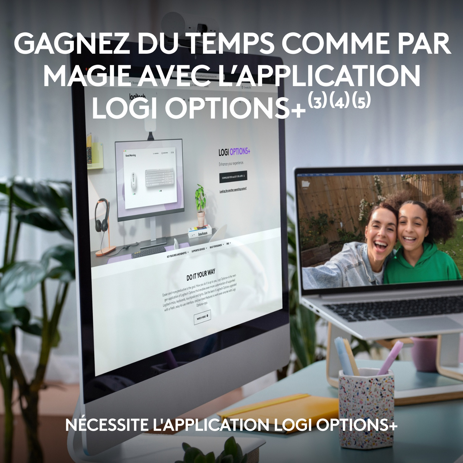 Bureau d'ordinateur avec un moniteur et un ordinateur portable. L'écran affiche le site Web de Logitech avec une femme à l'écran.