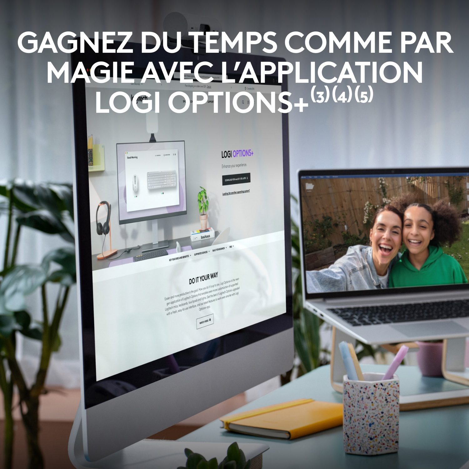 Un écran d'ordinateur et un ordinateur portable affichant un appel vidéo. Bureau avec moniteur, clavier et souris.