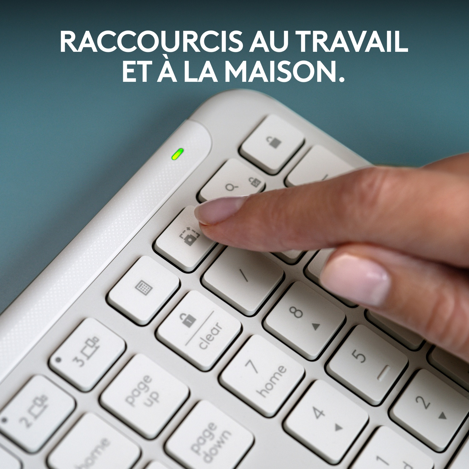 Gros plan sur un clavier blanc. Un doigt appuie sur la touche de verrouillage.