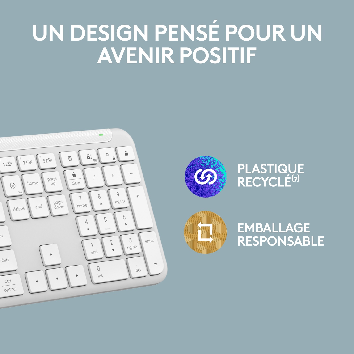 Gros plan sur un clavier blanc avec des icônes de recyclage et d'emballage responsable.