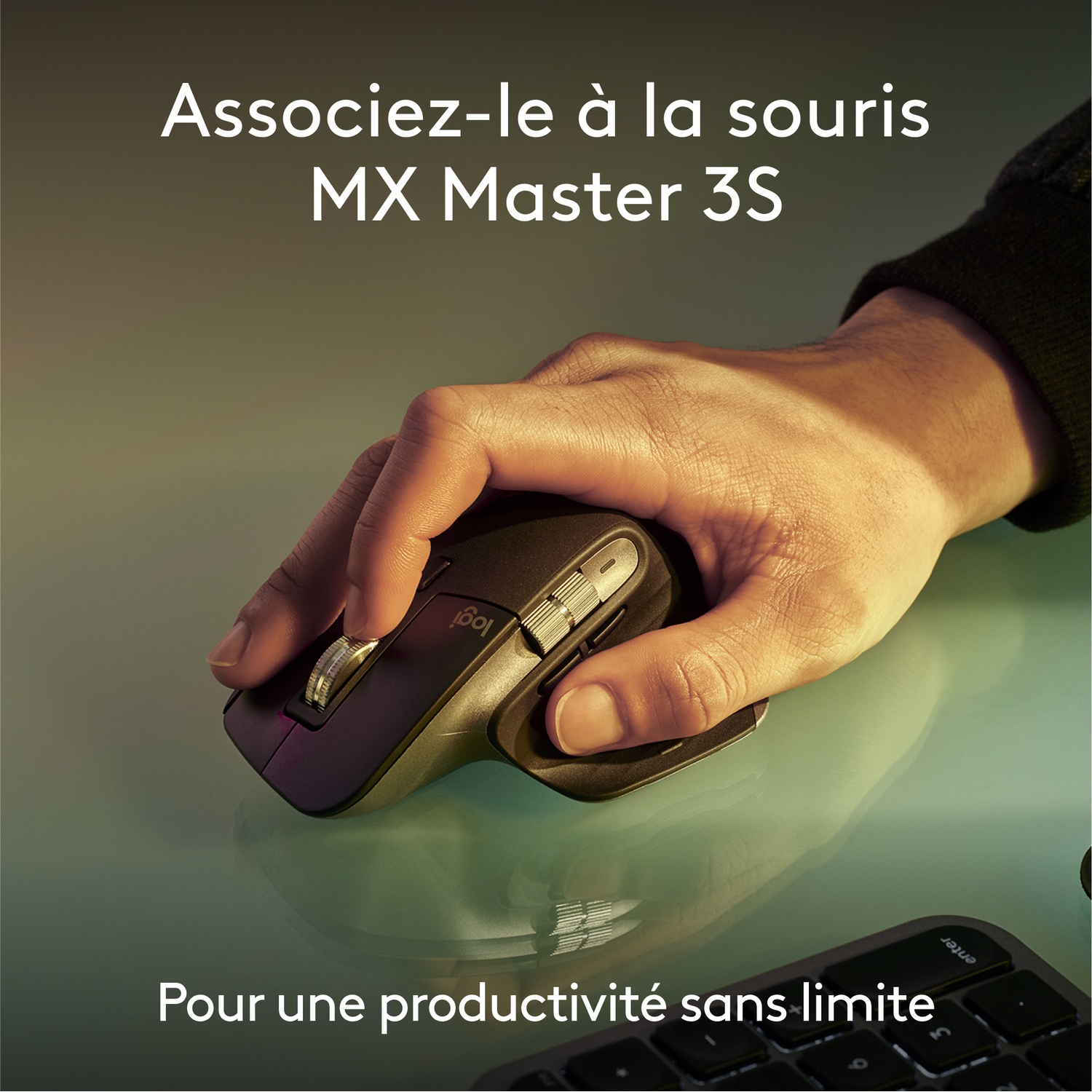 Une main utilise une souris noire. La souris a une molette. Un clavier est en arrière-plan.