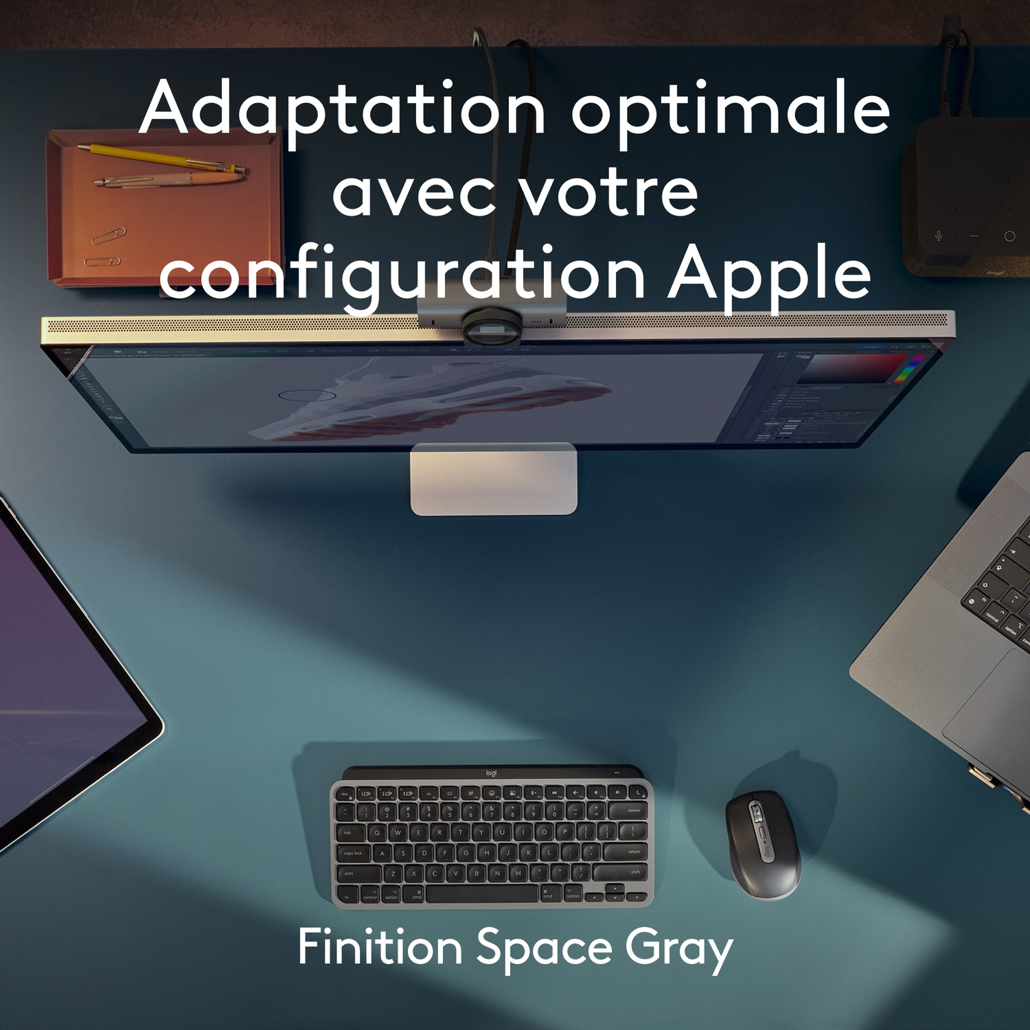 Une configuration de bureau avec un clavier, une souris et un moniteur.