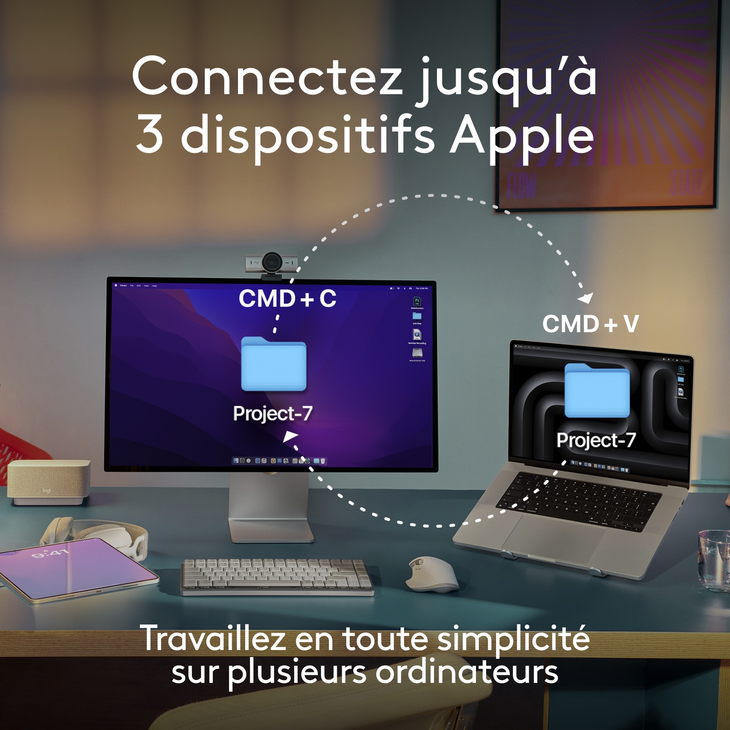 Une configuration avec un moniteur et un ordinateur portable. Le transfert de données entre les appareils est illustré par des flèches.