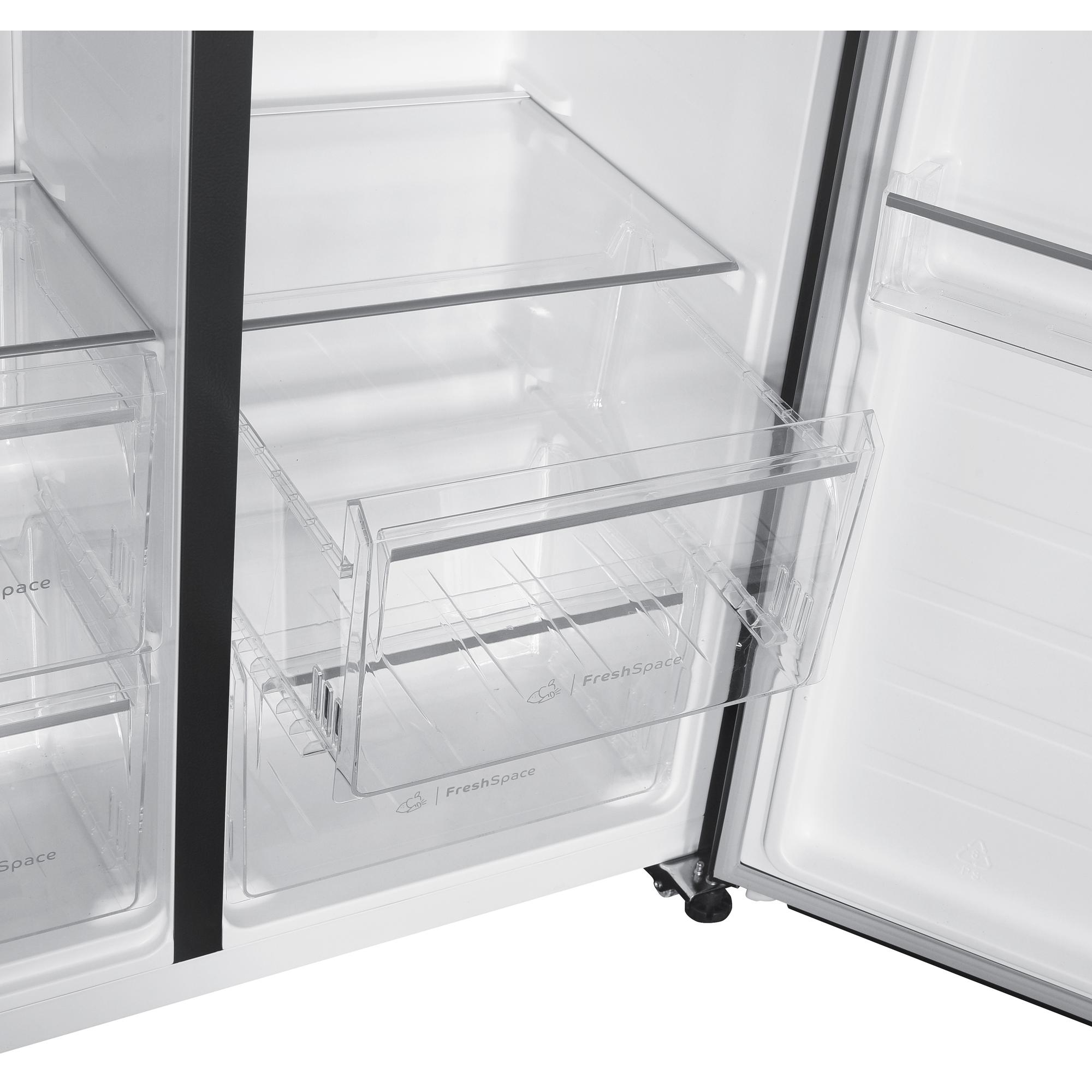 Nahaufnahme des Innenraums eines Kühlschranks mit transparenten Schubladen und Regalen.