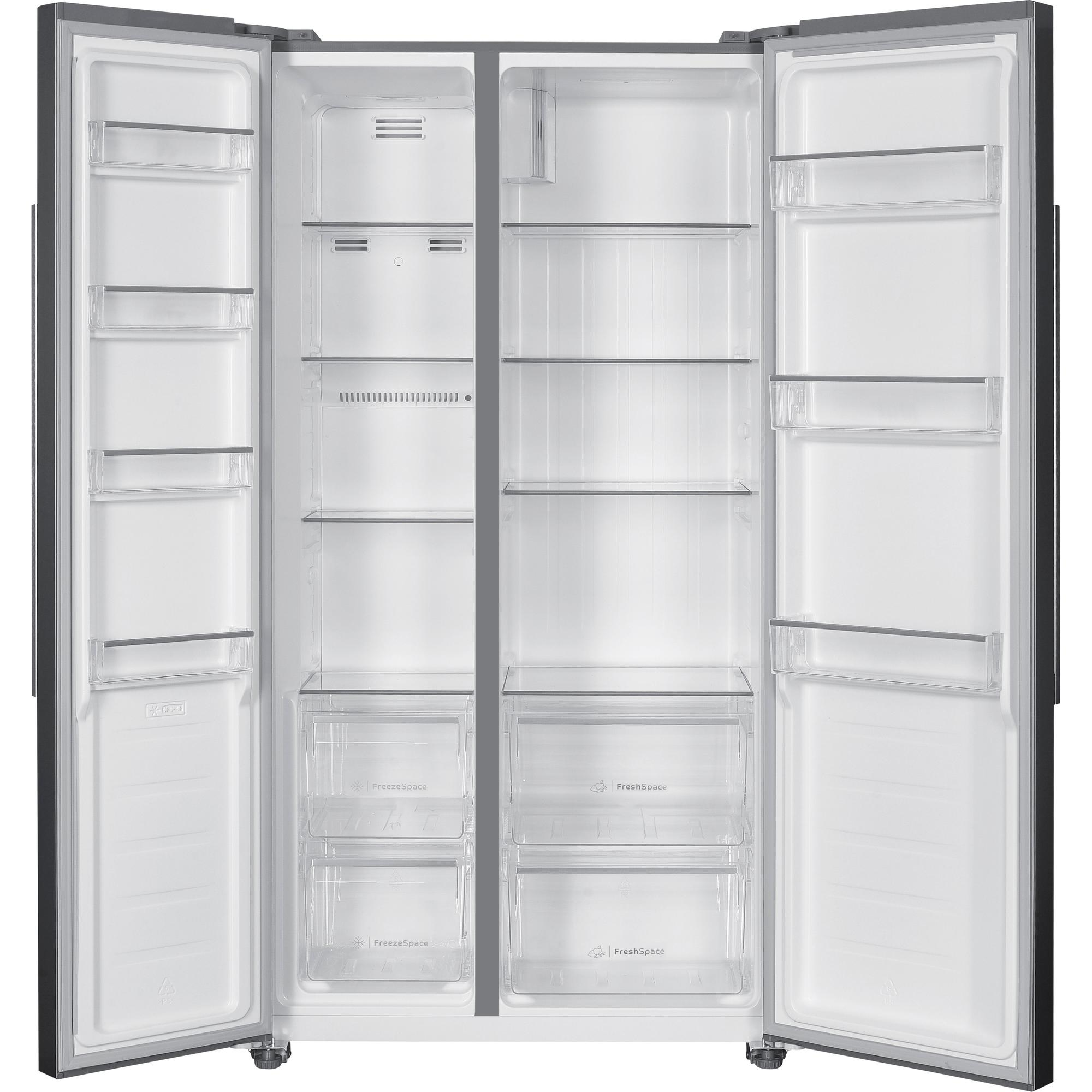 Ein offener, leerer Edelstahlkühlschrank mit mehreren Regalen und Schubladen.