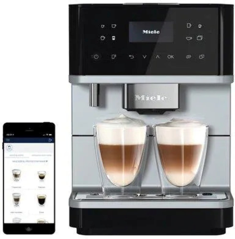 Czarny i srebrny ekspres do kawy Miele z dwoma szklankami latte.